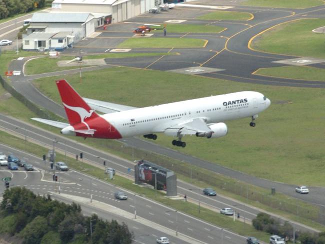 Sydney Airport generic shots of terminal & jets landing..13/11/04..pic John Grainger