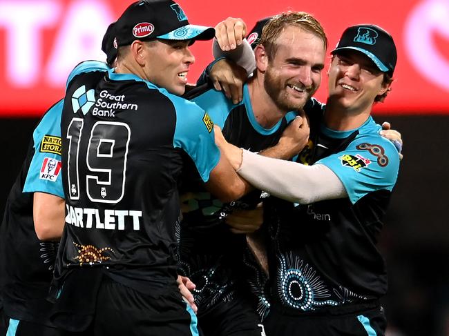 BRISBANE, AUSTRALIA - JANUARY 07: Paul Walter of the Heat and team mates celebrate the victory during the BBL match between Brisbane Heat and Hobart Hurricanes at The Gabba, on January 07, 2024, in Brisbane, Australia. (Photo by Albert Perez/Getty Images)