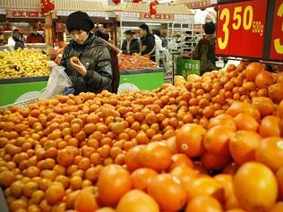  A Chinese shopper selects fruit at a department store in Beijing, 10/02/2010. 