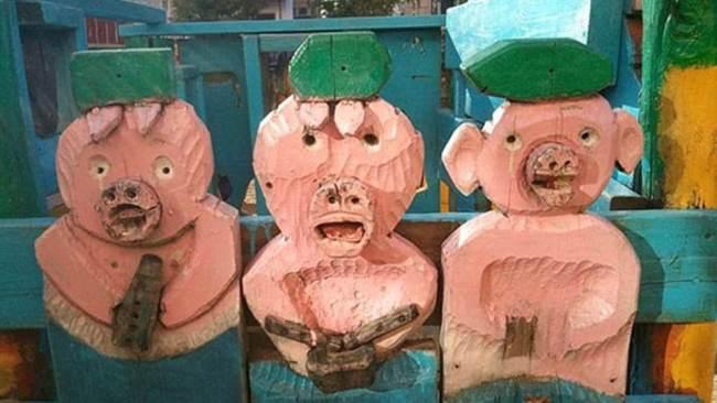 Art imitates life. The terrified faces of the three little pigs are an accurate reflection of the faces of the children looking at them. (Picture: Reddit)