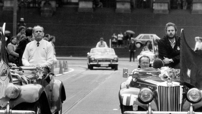 Hawthorn coach Allan Jeans and Carlton coach Robert Wallsn on Collins Street in 1986.