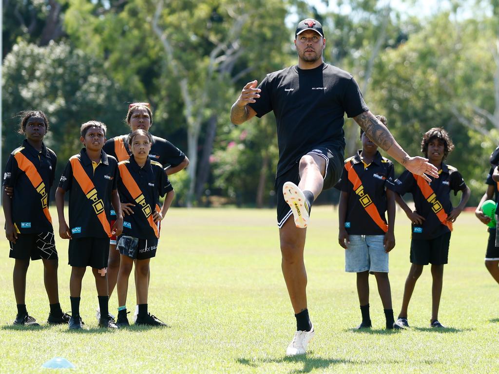 Lance Franklin conducts a clinic with students from Anula Primary School and the Michael Long Learning and Leadership Centre in Darwin in May. Picture: Michael Willson/AFL Photos via Getty Images.