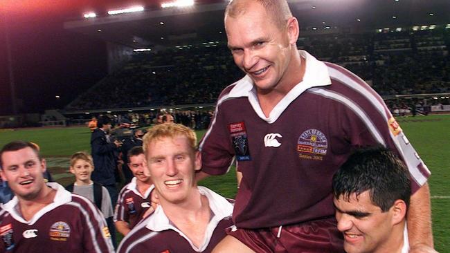 Allan Langer being chaired from ground after Queensland defeated NSW in Game 3 of 2001. Photo: Glenn Barnes.