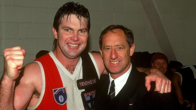 Danny Frawley celebrates with (then) St Kilda coach Stan Alves after a match against Carlton at the MCG in 1995.