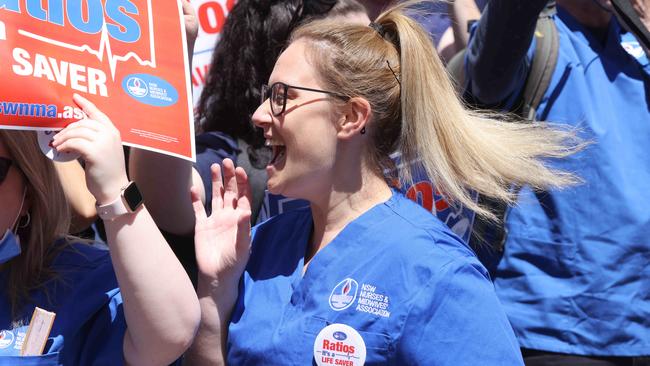 Nurses and midwives have agreed to a 4 per cent pay increase. Picture: NCA NewsWire/ David Swift