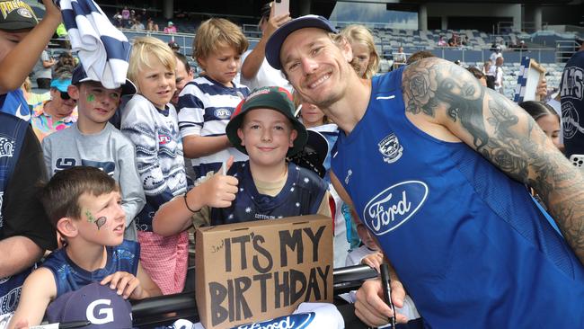 Cats open training pics: Fans get selfies, signatures — but no Smith