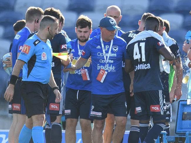 Melbourne Victory player a take a break during the first half  due to hot weather during the Round 14 A-League match between Melbourne Victory and the Central Coast Mariners at GMHBA Stadium in Geelong, Saturday, January 6, 2018. (AAP Image/Julian Smith) NO ARCHIVING, EDITORIAL USE ONLY