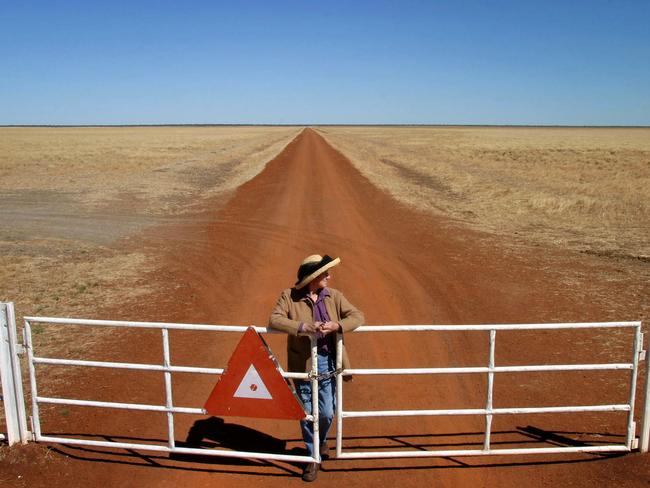 Road north: Ucharonidge Station.