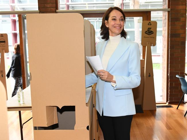 Independent candidate Dr. Sophie Scamps casts her vote in the electorate of Mackellar. Picture: Getty Images