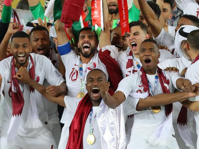 ABU DHABI, UNITED ARAB EMIRATES - FEBRUARY 01: Players of Qatar lifts the AFC Asian Cup trophy following their victory in the AFC Asian Cup final match between Japan and Qatar at Zayed Sports City Stadium on February 01, 2019 in Abu Dhabi, United Arab Emirates. (Photo by Francois Nel/Getty Images)