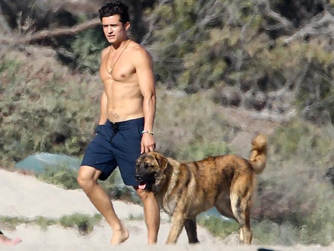 Orlando Bloom Shows Off Seriously Toned Bod While Shirtless In Malibu The Courier Mail