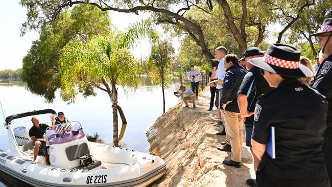 Renmark locals talk to Premier Peter Malinauskas, Prime Minister Anthony Albanese and other members of council, SES and police Picture: Morgan Sette