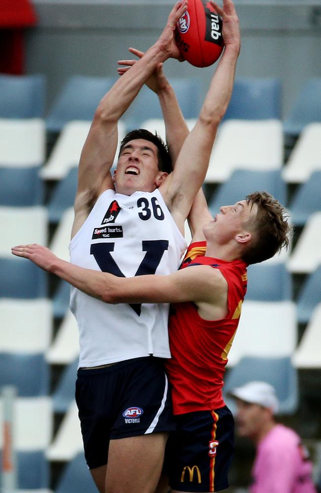 Jacob Weitering takes a strong grab for Vic Country. Picture: Colleen Petch