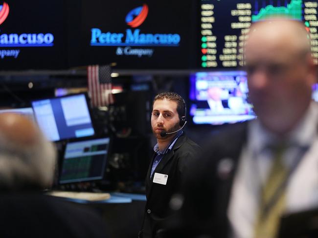 NEW YORK, NY - JULY 29: Traders work on the floor of the New York Stock Exchange (NYSE) on July 29, 2015 in New York City. Following news that the Federal Reserve will keep interest rates unchanged combined with a continued recovery in oil prices, U.S. stocks closed higher on Wednesday. Spencer Platt/Getty Images/AFP == FOR NEWSPAPERS, INTERNET, TELCOS & TELEVISION USE ONLY ==