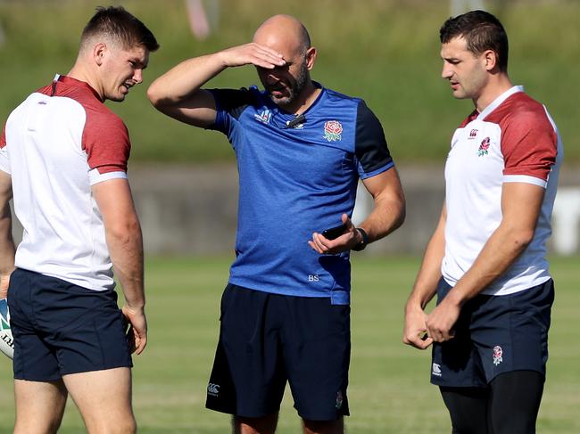 TOKYO, JAPAN - OCTOBER 30:  Owen Farrell (L) and Jonny May talk to England physio Bob Stewart during the England training session held at the Fuchu Assahi Football Park on October 30, 2019 in Tokyo, Japan. (Photo by David Rogers/Getty Images)