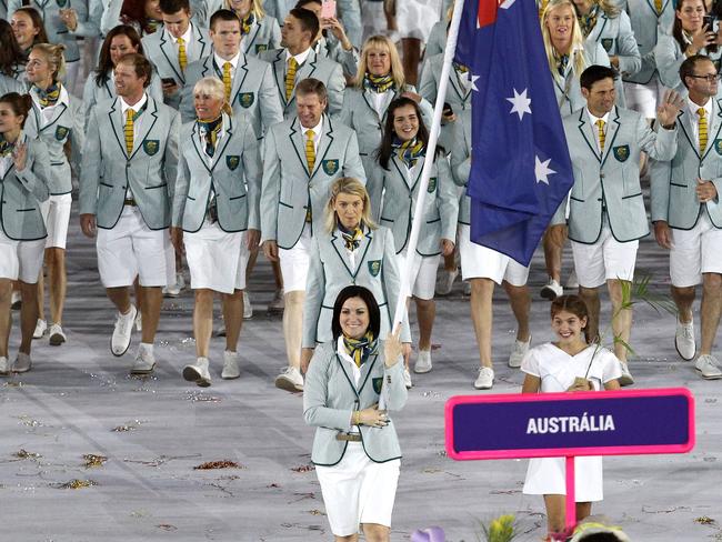 RIO DE JANEIRO, BRAZIL - AUGUST 05:  Flag bearer Anna Meares of Australia leads her team during the Opening Ceremony of the Rio 2016 Olympic Games at Maracana Stadium on August 5, 2016 in Rio de Janeiro, Brazil.  (Photo by Paul Gilham/Getty Images)