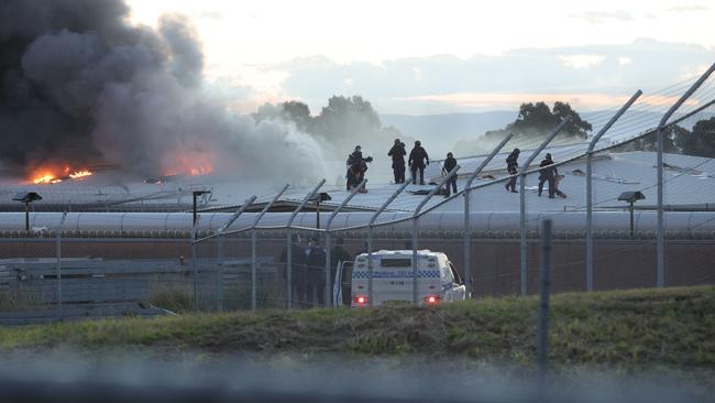 Riot police move in and arrest inmates who were rioting on the rooftops of Parklea prison. Picture: Justin Lloyd.