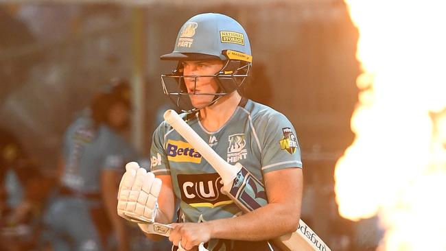 Grace Harris of the Heat walks out to bat during the Women's Big Bash League match between the Brisbane Heat and the Sydney Thunder at Cazalys Stadium on January 12, 2019 in Cairns. (Photo by Ian Hitchcock/Getty Images)