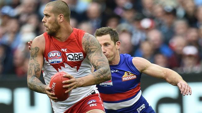 Lance Franklin about to be tackled by Dale Morris.