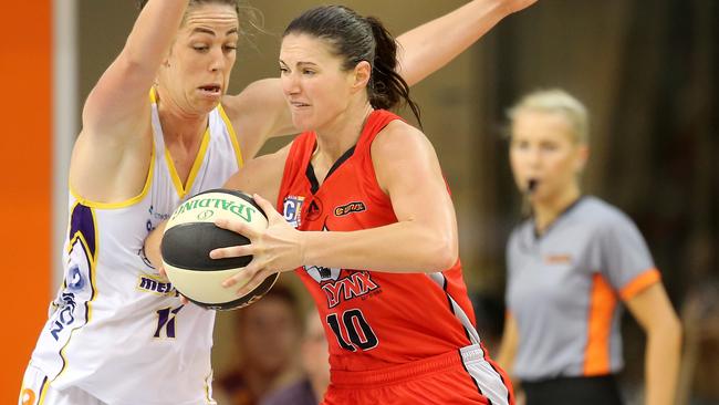 Alice Kunek in action for Perth Lynx in the WNBL. Picture Yuri Kouzmin