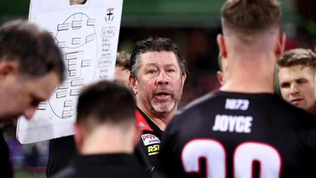 Saints head coach Brett Ratten speaks to players at three-quarter time. Picture: Matt King/AFL Photos/via Getty Images