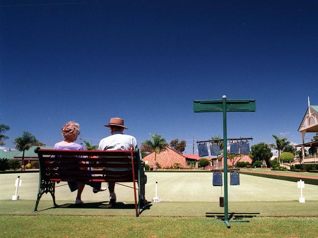 19/03/1997 PIRATE: Undated. Retirees Leila Stock & Mal Jones sitting on a bench at Cleveland Gardens Retirement Village Qld / Housing / Aged couple man woman retirement generic