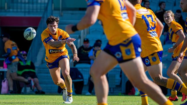 Corrimal Vs Dapto. Luke Penny passing the ball. Picture: Thomas Lisson