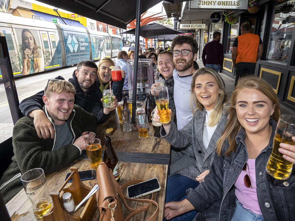 Drinkers enjoy a Sunday session in St Kilda ahead of the 90 per cent target. Picture: NCA NewsWire / David Geraghty
