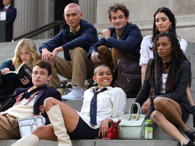 NEW YORK, NY - NOVEMBER 10: Eli Brown, Zion Moreno, Jordan Alexander, Tavi Gevinson, Emily Alyn Lind, Savannah Smith and Thomas Doherty are seen on the set of "Gossip Girl" on November 10, 2020 in New York City.  (Photo by Jose Perez/Bauer-Griffin/GC Images)