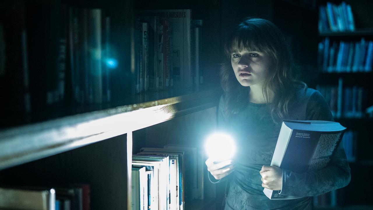 Wren (Joey King) is terrorized by Slender Man while researching 