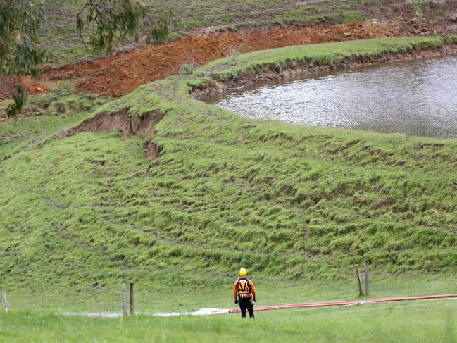 28th September  2022: SES crews working on dam of the possible flooding in Echunga after dam wall had slipped. Photography by Kelly Barnes