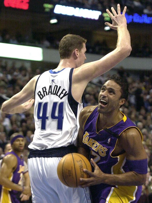 Bradley defends the Lakers’ Rick Fox.