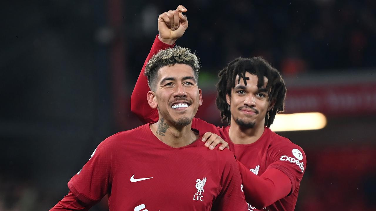 Roberto Firmino của Liverpool ăn mừng sau khi ghi bàn thắng thứ bảy của đội với đồng đội Trent Alexander-Arnold trong trận đấu Premier League giữa Liverpool FC và Manchester United tại Anfield vào ngày 05 tháng 3 năm 2023 ở Liverpool, Anh.  (Ảnh của Michael Regan/Getty Images)