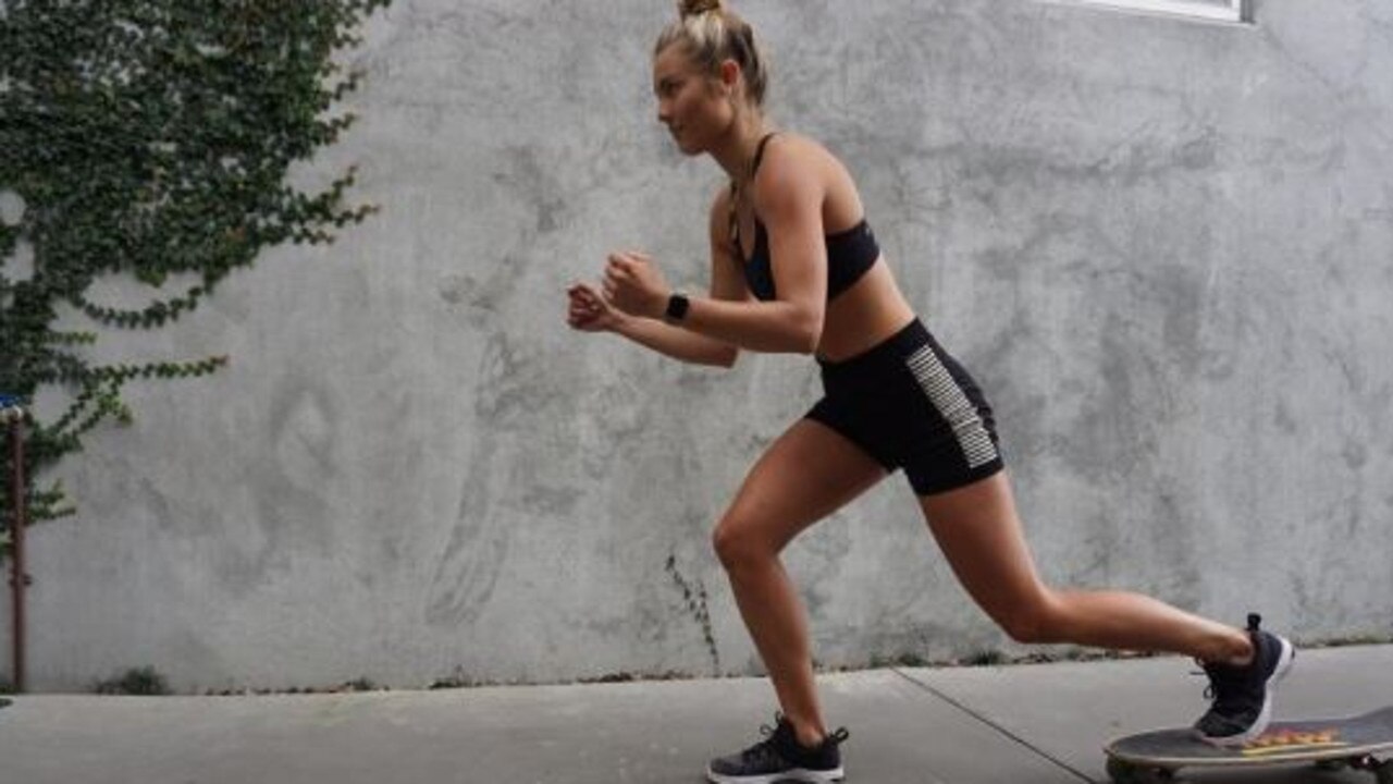 It also comes in handy for forward lunges … Picture: Instagram / Elyse Knowles
