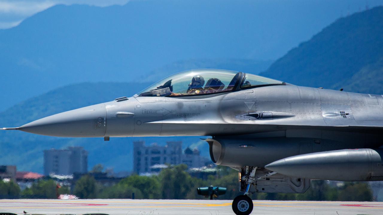 A Taiwanese F-16 Fighting Falcon lands at Hualien Air Force Base in Hualien, Taiwan. (Photo by Annabelle Chih/Getty Images)