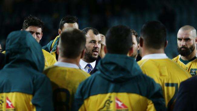 Wallabies coach Michael Cheika talks to his players after their loss at Allianz Stadium.