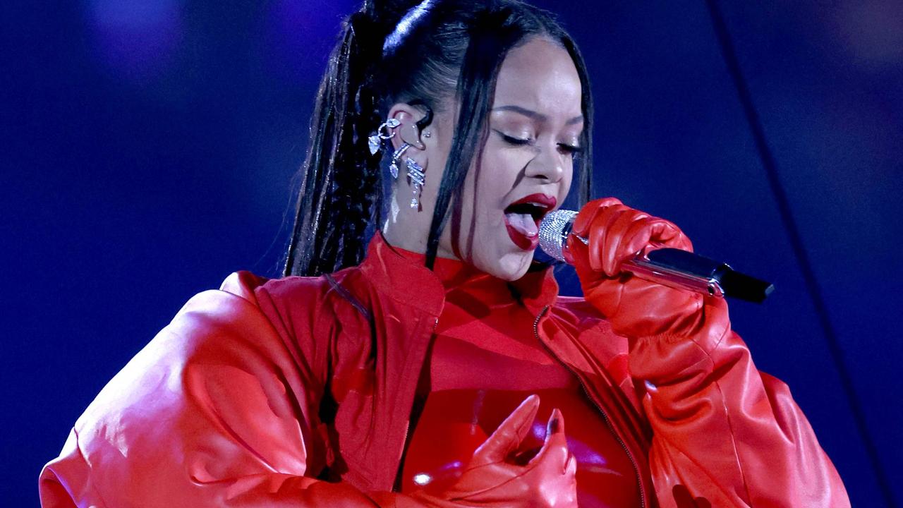 Rihanna Pregnant, Big Reveal during Super Bowl Halftime Show