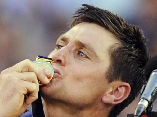 27/09/2008 SPORT: 2008 Grand Final. Hawthorn v Geelong. MCG. Shane Crawford kisses the medal on the stage.