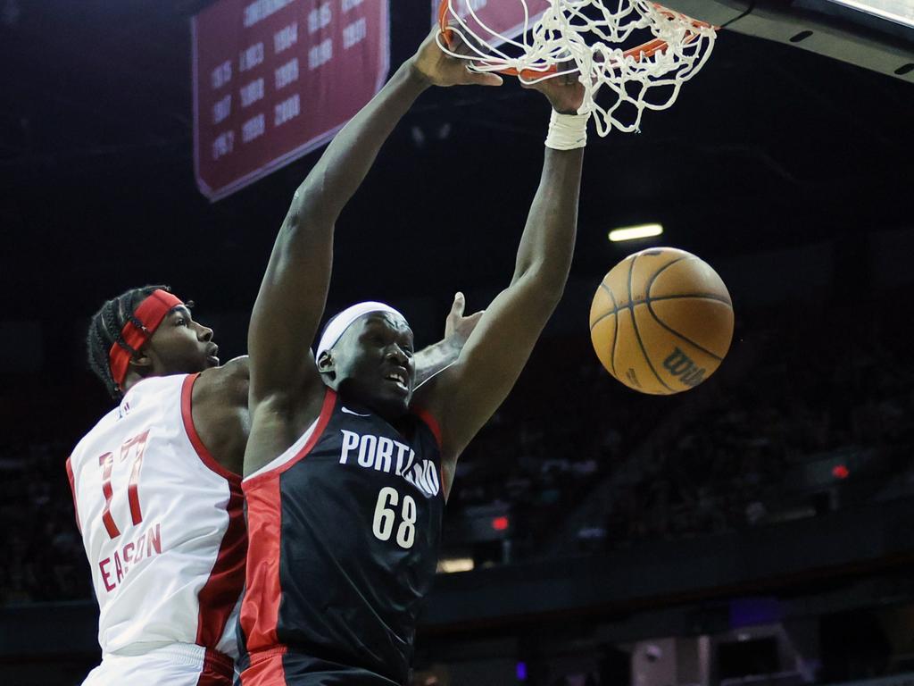 Duop Reath dunks the ball past Tari Eason. Picture: Getty Images