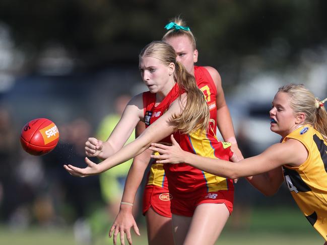 Sunny Lappin of the Gold Coast Suns U18 women's academy handpasses the ball during the 2024 Coates Talent League. Picture: Rob Lawson/AFL Photos.