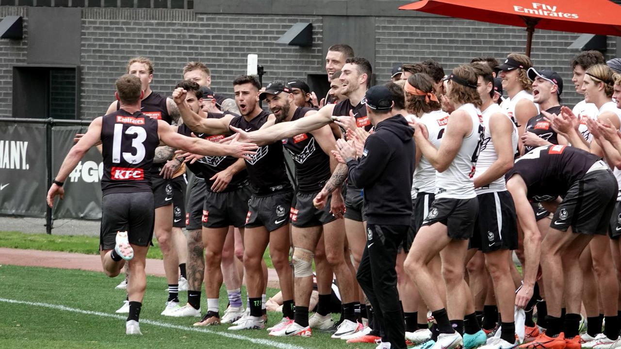 Taylor Adams runs laps at Collingwood training with the entire team cheering him on. Picture: Craig Borrow