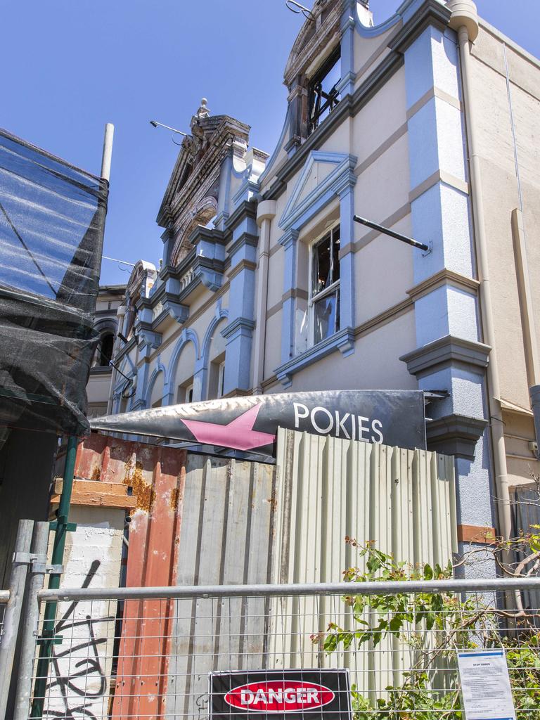 The dilapidated Broadway Hotel at Woolloongabba. (AAP Image/Richard Walker)