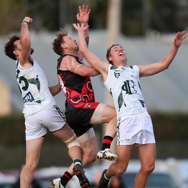 Kyabram’s Kayne Pettifer is sandwiched between Echuca opponents Curtis Townrow and Joe Guiney.