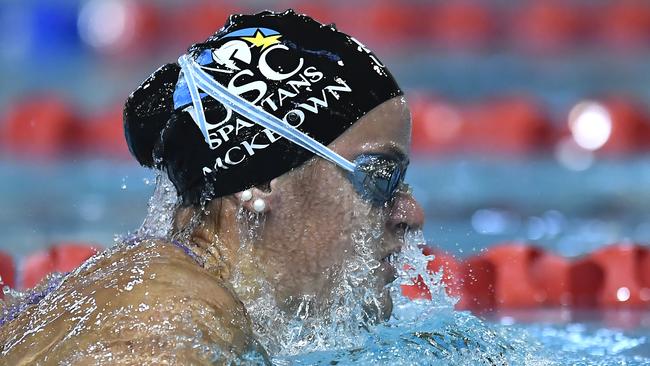 BRISBANE, AUSTRALIA - NOVEMBER 28: Kaylee McKeown competes in the 200m Individual Medley during day three of the Australian Short Course Swimming Championships at Brisbane Aquatic Centre on November 28, 2020 in Brisbane, Australia. (Photo by Albert Perez/Getty Images)