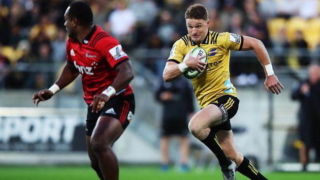 The Hurricanes beat the Crusaders to move to the top of the New Zealand conference.