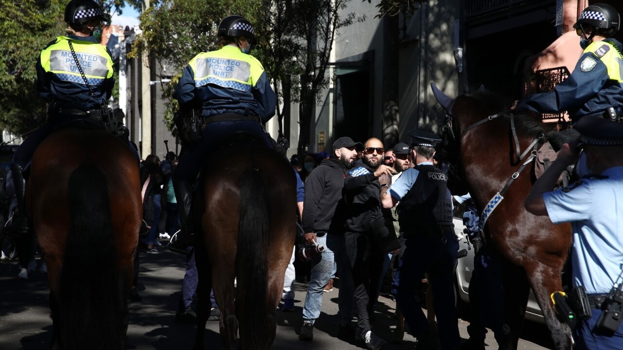 Chaos descends on Sydney CBD as police clash with lockdown protestors