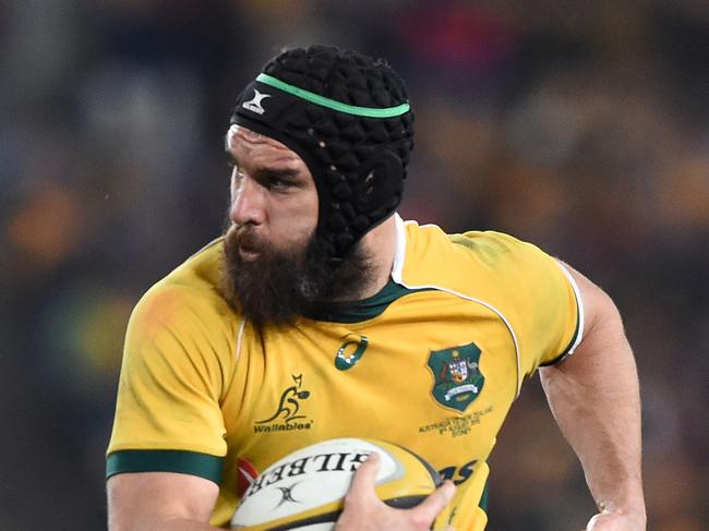 Wallabies player Scott Fardy with possession during the Rugby Championship and Bledisloe Cup match between Australia and New Zealand at ANZ Stadium in Sydney, Saturday, Aug. 8, 2015. (AAP Image/Dave Hunt) NO ARCHIVING, EDITORIAL USE ONLY