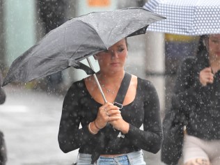SYDNEY AUSTRALIA - NewsWire Photos, 06 JANUARY, 2023: 
Sydney weather on a wet and cloudy day.
Commuters get caught in a sudden downpour in the city centre.
Picture: NCA NewsWire / Simon Bullard.