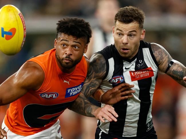 MELBOURNE, AUSTRALIA - SEPTEMBER 22: Connor Idun of the Giants and Jamie Elliott of the Magpies compete for the ball during the 2023 AFL First Preliminary Final match between the Collingwood Magpies and the GWS GIANTS at Melbourne Cricket Ground on September 22, 2023 in Melbourne, Australia. (Photo by Michael Willson/AFL Photos via Getty Images)