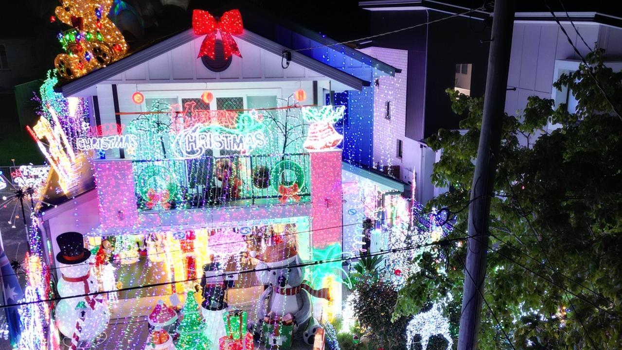 Council orders Queensland residents to remove Christmas decorations